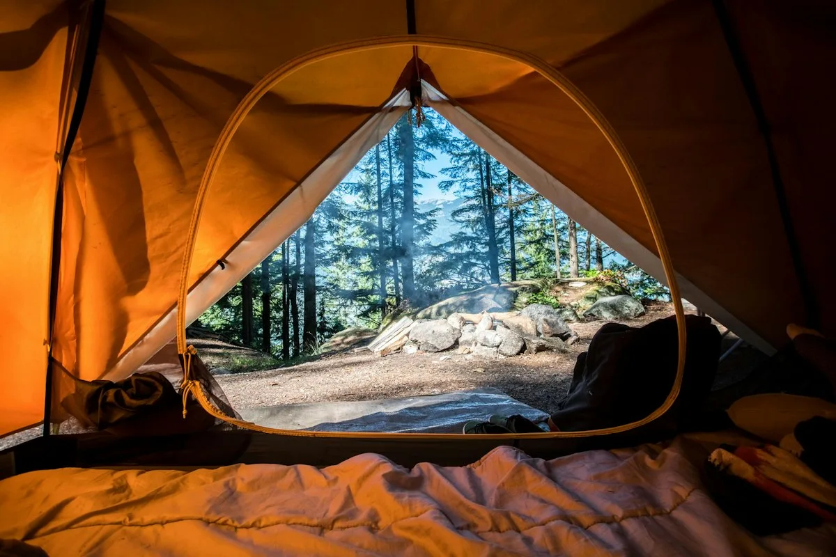 Zona de camping al aire libre en un entorno natural de montaña
