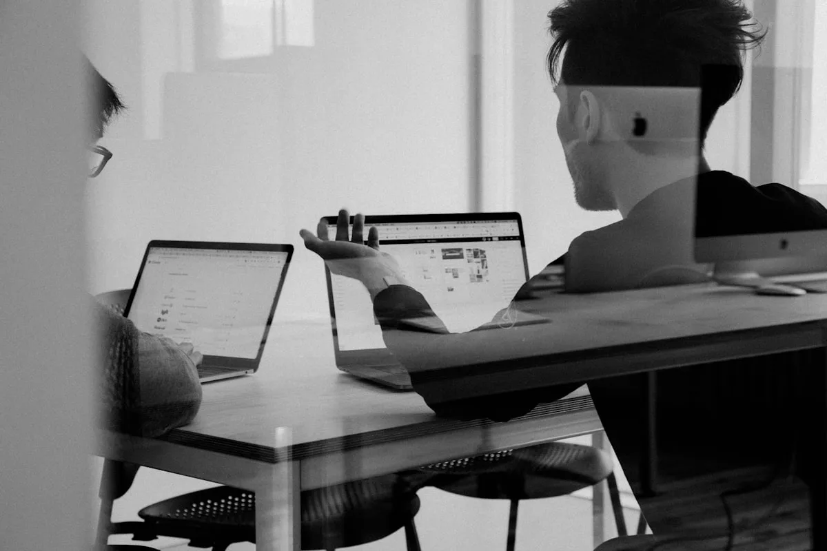 Profesional trabajando en estrategia de marketing digital con gráficos y datos
