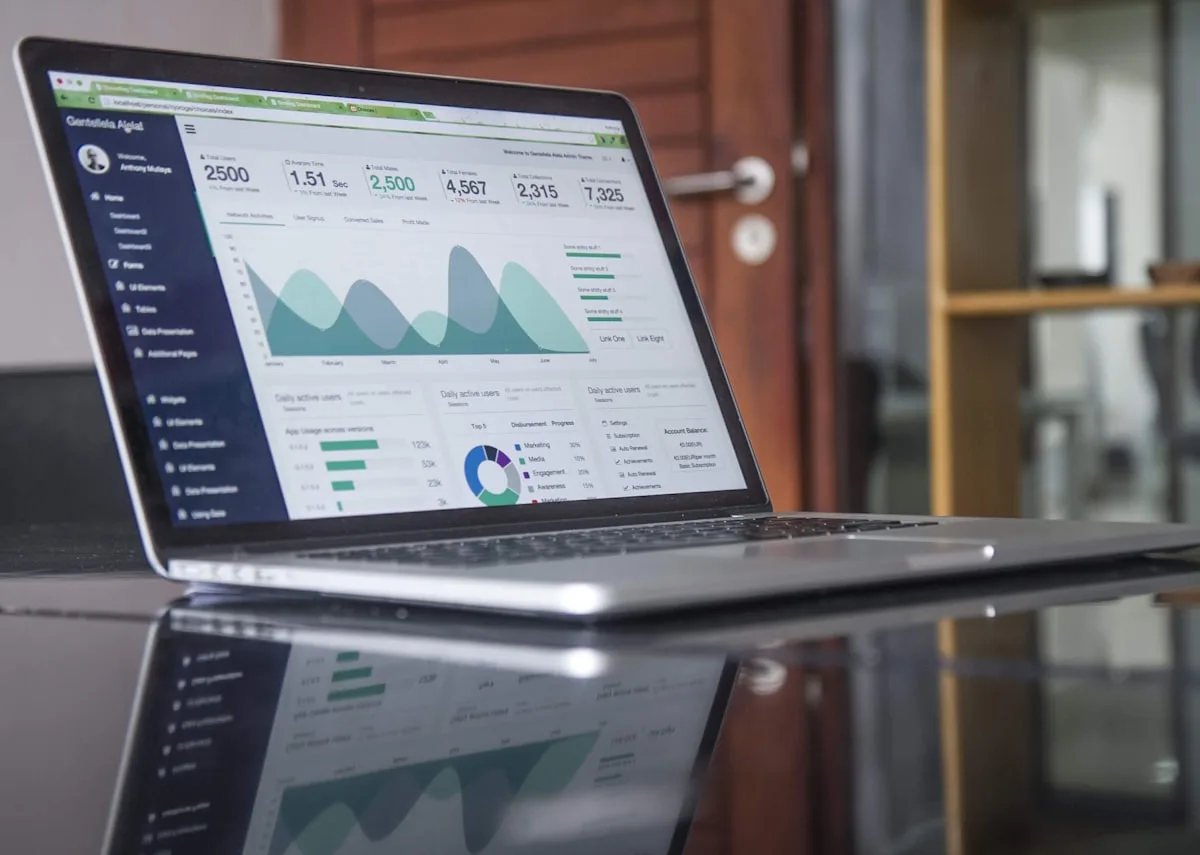 Equipo profesional de marketing digital analizando estrategias SEO en Málaga