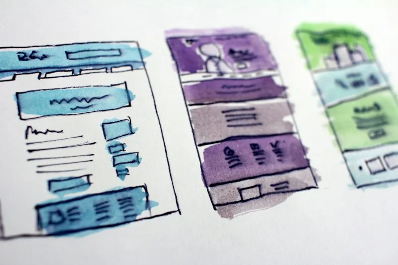 Equipo de desarrollo web trabajando en un proyecto de diseño