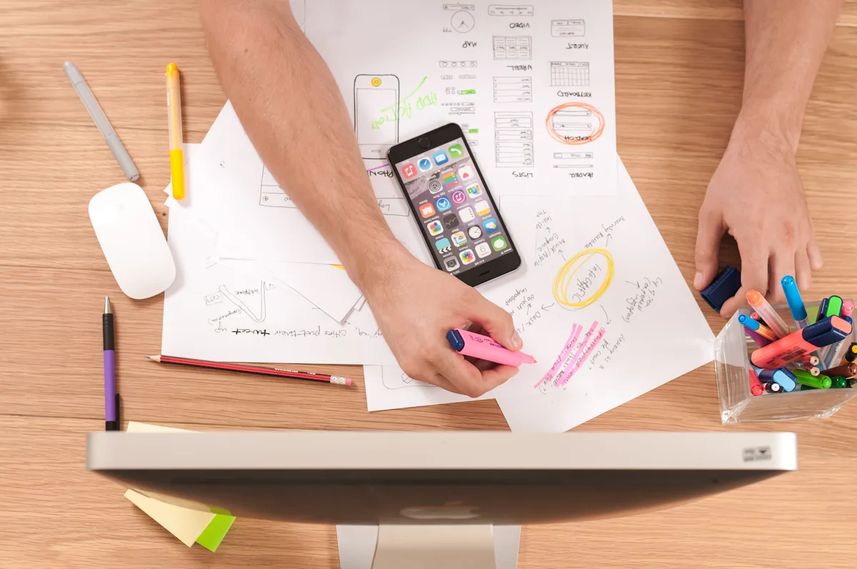 Persona trabajando en estrategia de diseño web en su ordenador