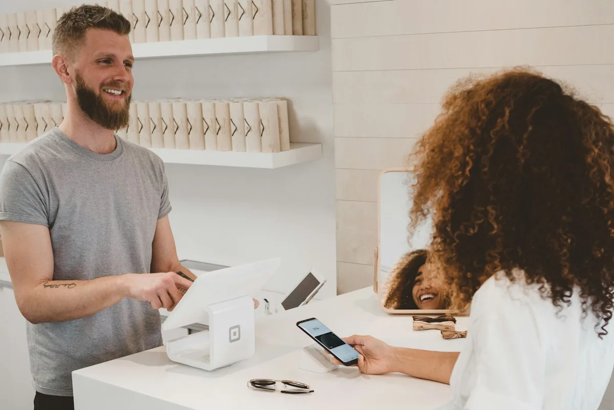 Persona realizando una compra online en una tienda local desde su smartphone