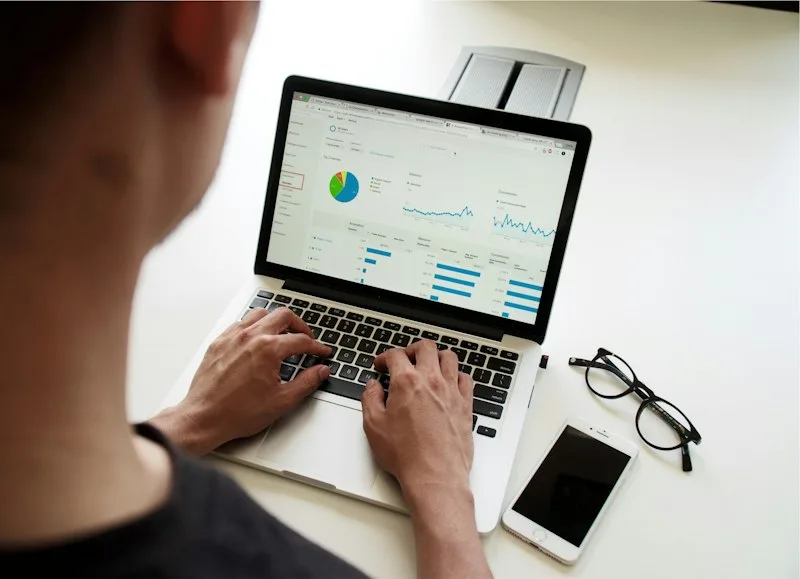 Análisis de datos y métricas de rendimiento de campañas digitales