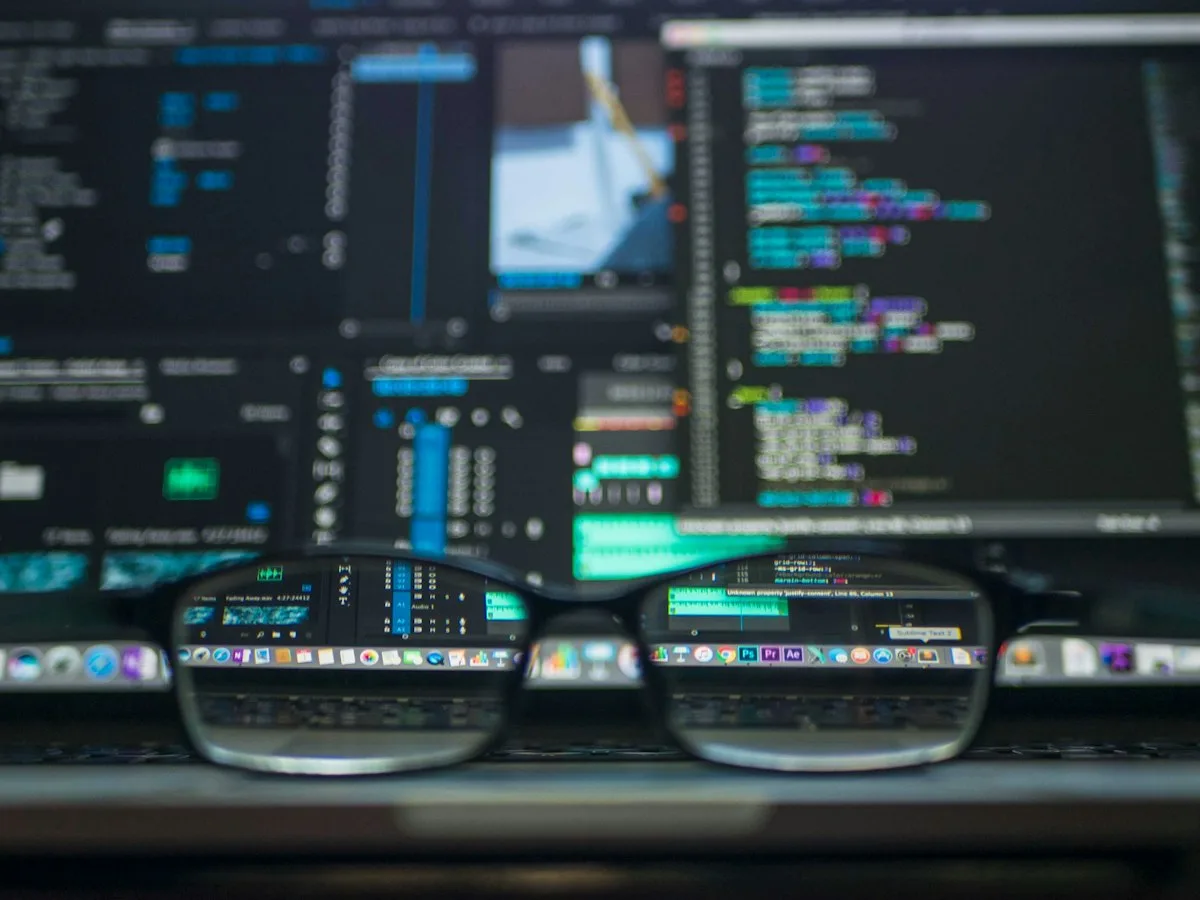 Desarrollador implementando código schema markup en un sitio web