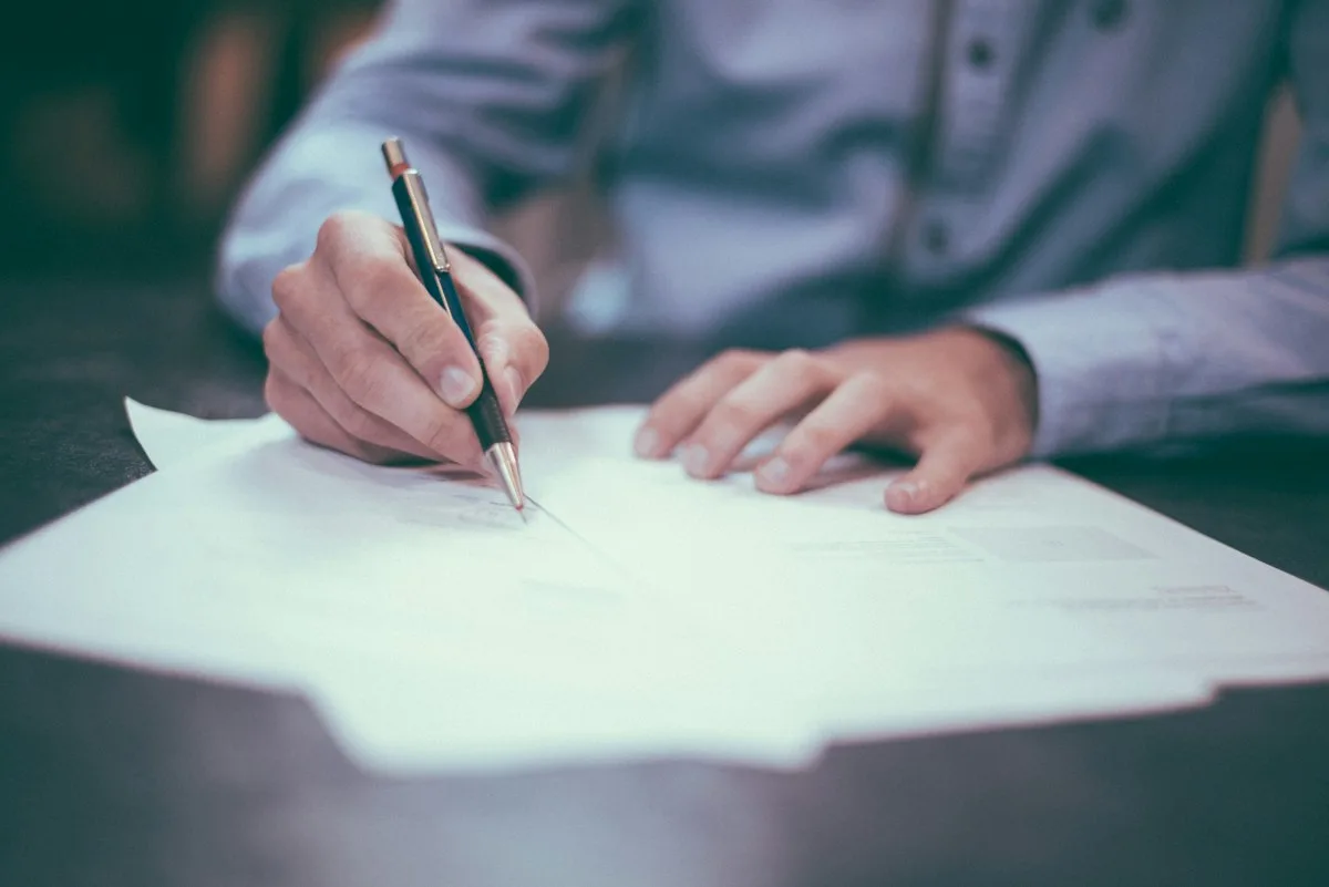 Firma de documentos legales en un despacho de abogados