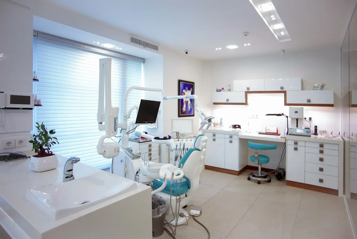 SEO para clínicas dentales en Málaga - interior de clínica dental moderna