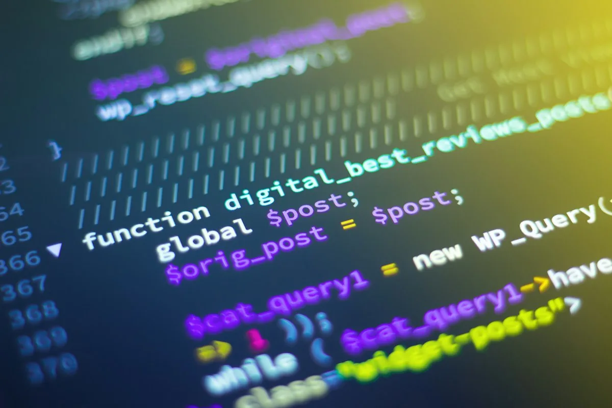 Optimización de código web y mejora de rendimiento digital