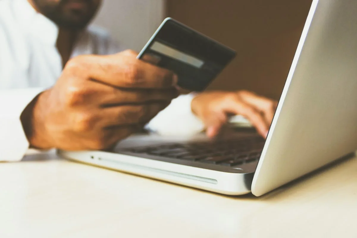Persona comprando online desde su ordenador portátil